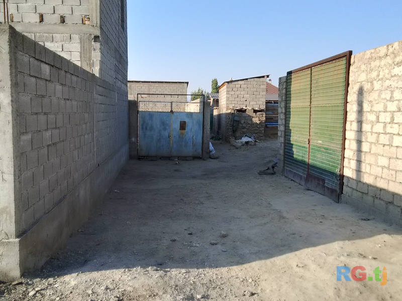 Земельный участок с постройкой